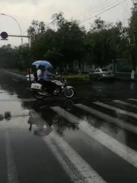 突降大雨，考生错失送考班车！林州公安交警紧急护送