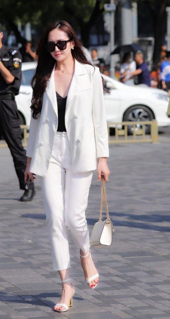 一身白色西装,搭配高跟鞋,气质优雅魅力迷人