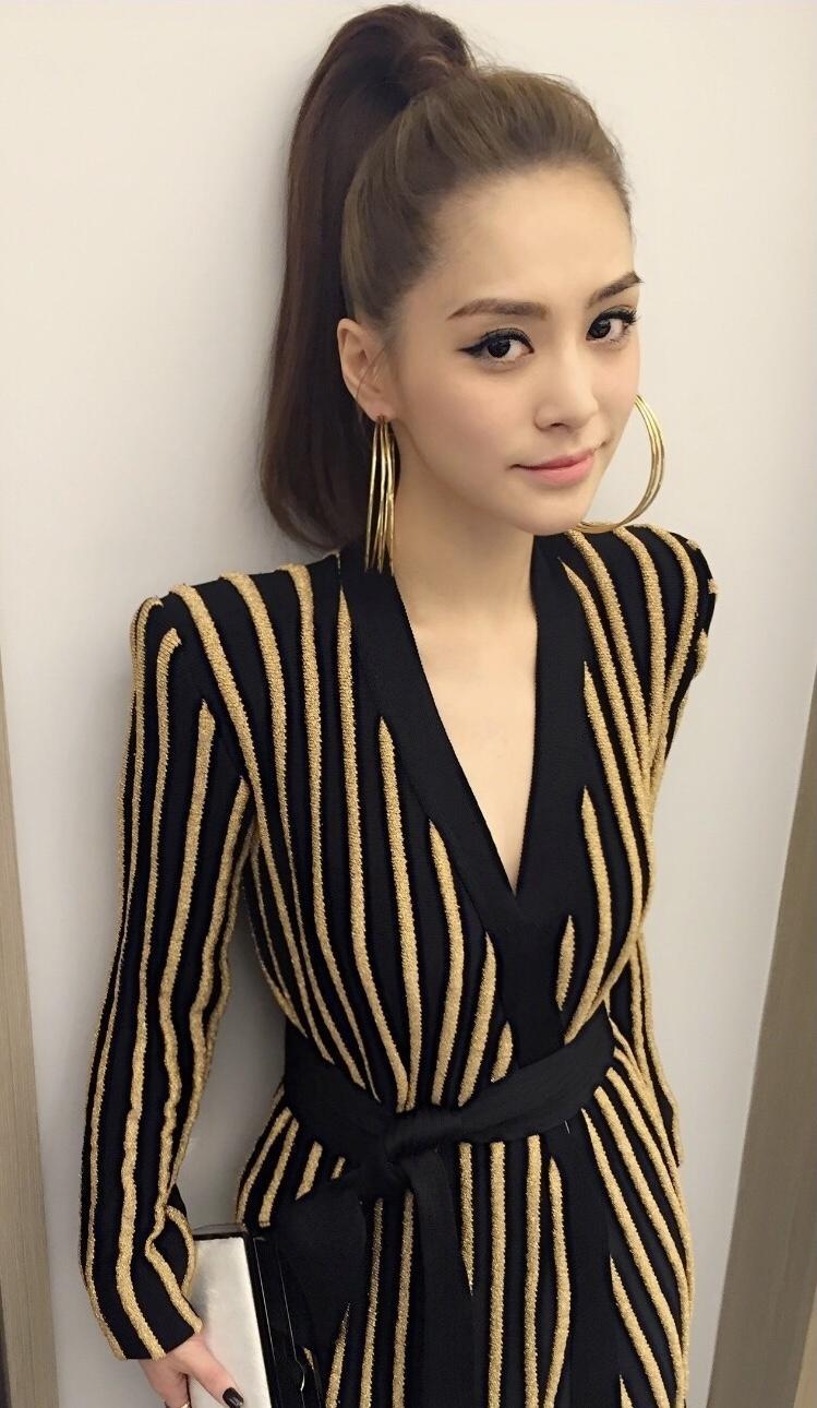 阿娇又美回颜值巅峰，一袭碎花连衣裙甜美浪漫，清新减龄又温柔