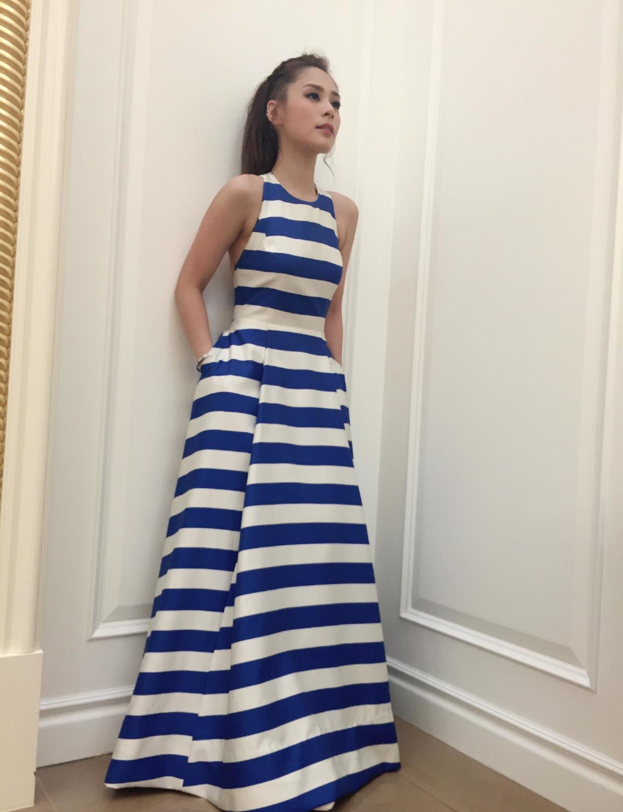 阿娇又美回颜值巅峰，一袭碎花连衣裙甜美浪漫，清新减龄又温柔