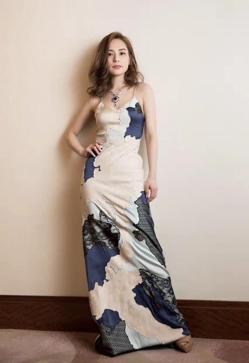 阿娇又美回颜值巅峰，一袭碎花连衣裙甜美浪漫，清新减龄又温柔