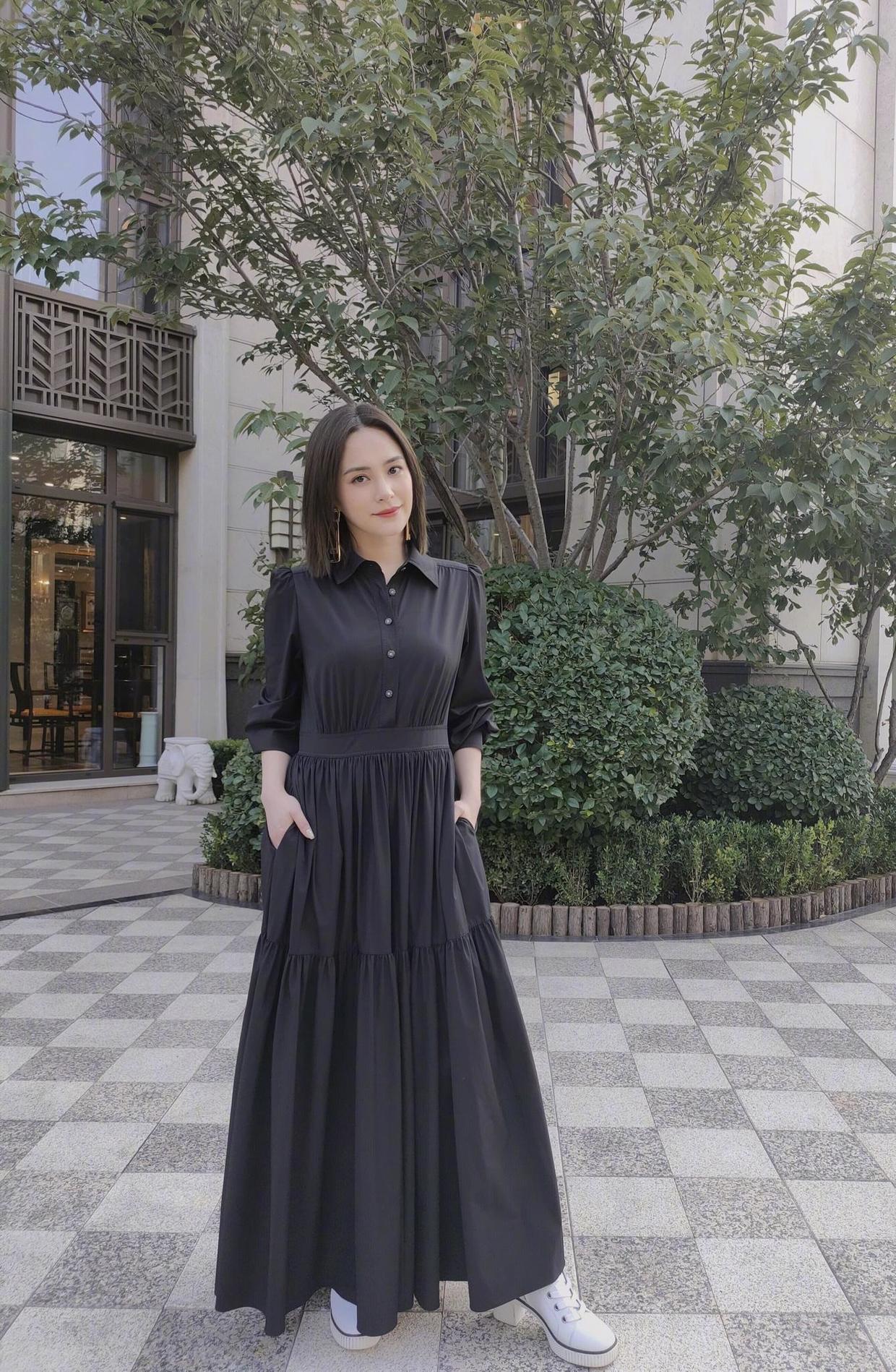 阿娇又美回颜值巅峰，一袭碎花连衣裙甜美浪漫，清新减龄又温柔