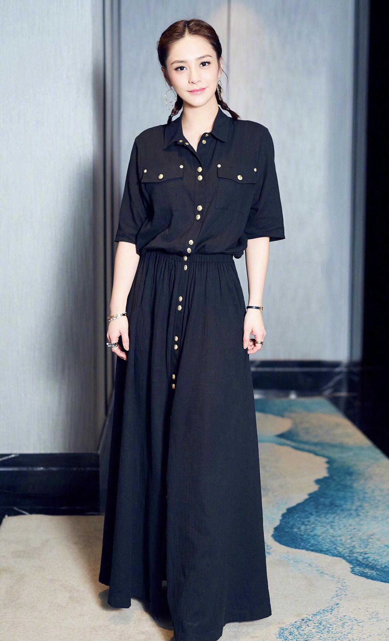 阿娇又美回颜值巅峰，一袭碎花连衣裙甜美浪漫，清新减龄又温柔