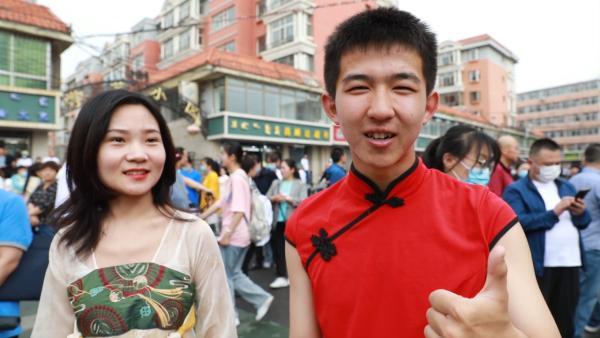 男生穿旗袍为好友加油