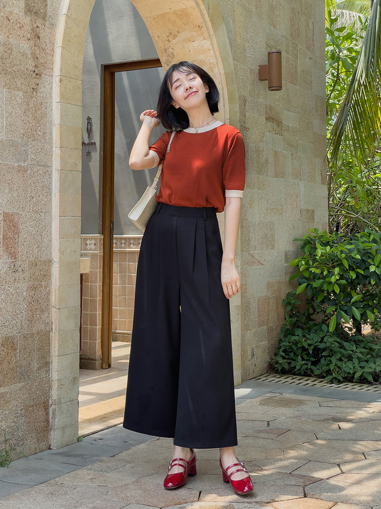 蒋勤勤骨架太大？黑色T恤搭配藏青色阔腿裤高挑纤瘦，青春感满分