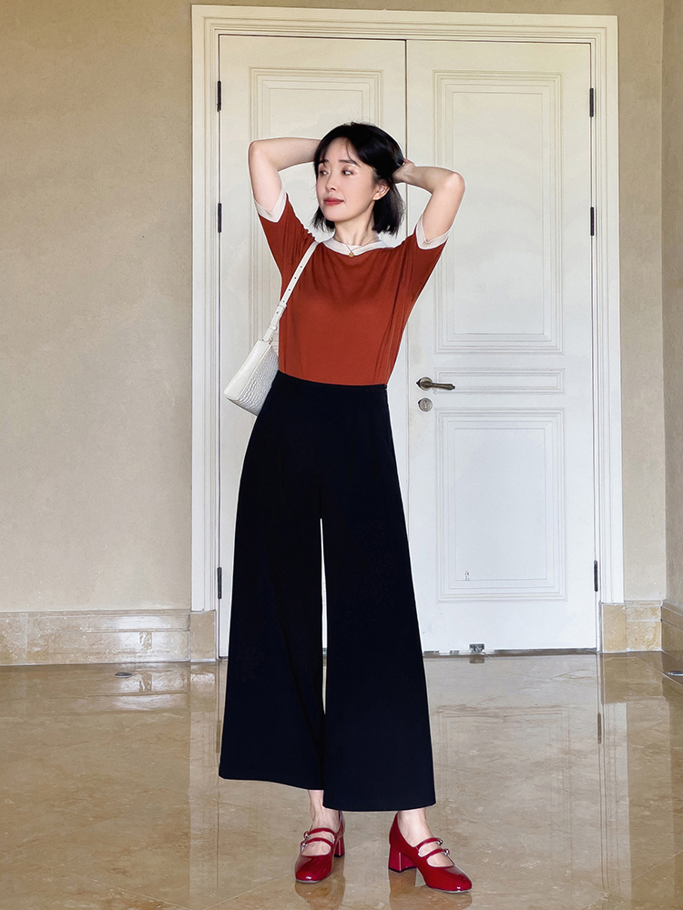 蒋勤勤骨架太大？黑色T恤搭配藏青色阔腿裤高挑纤瘦，青春感满分