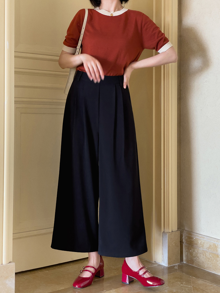 蒋勤勤骨架太大？黑色T恤搭配藏青色阔腿裤高挑纤瘦，青春感满分