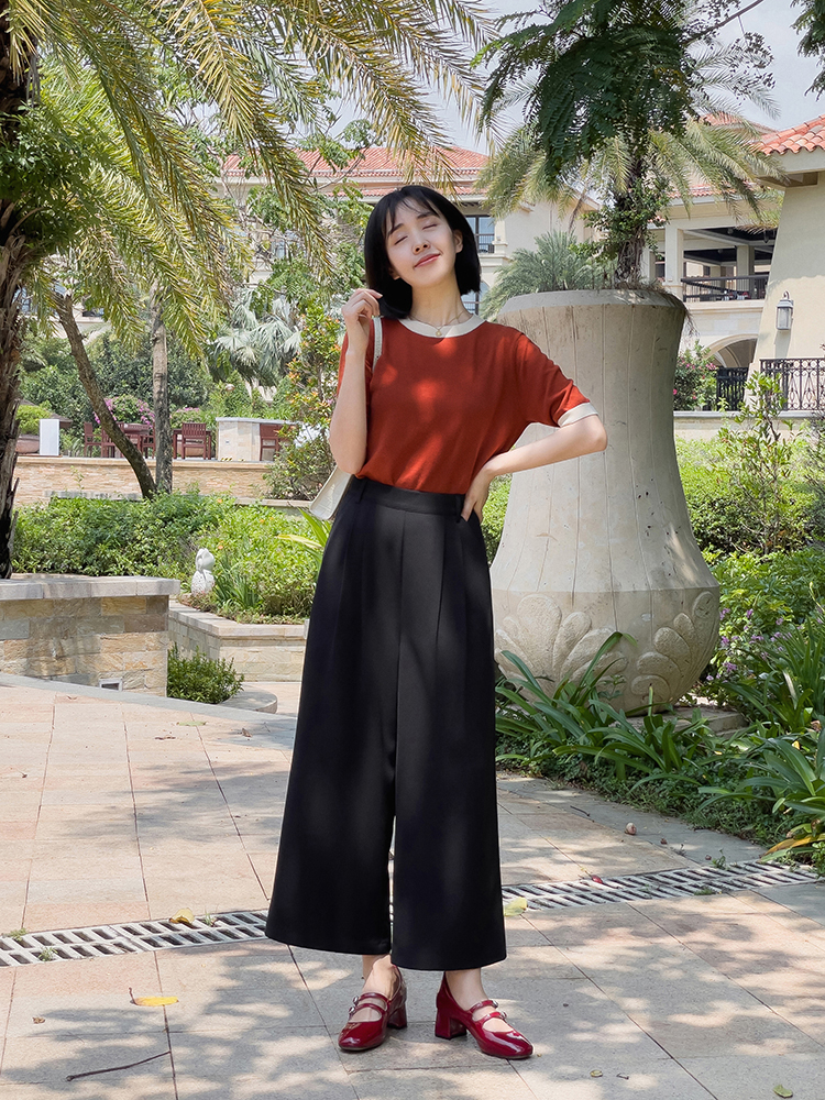 蒋勤勤骨架太大？黑色T恤搭配藏青色阔腿裤高挑纤瘦，青春感满分