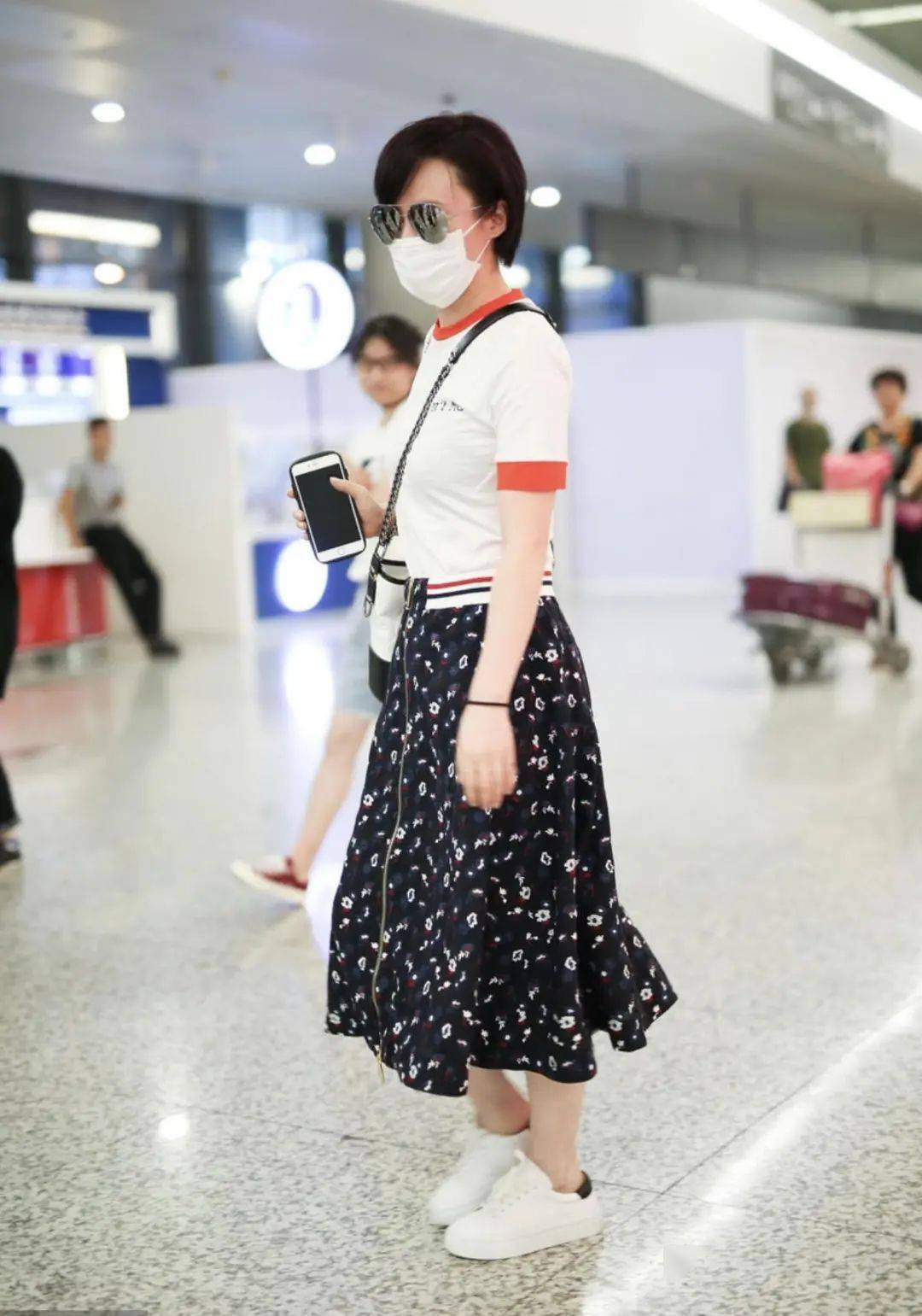 蒋勤勤骨架太大？黑色T恤搭配藏青色阔腿裤高挑纤瘦，青春感满分