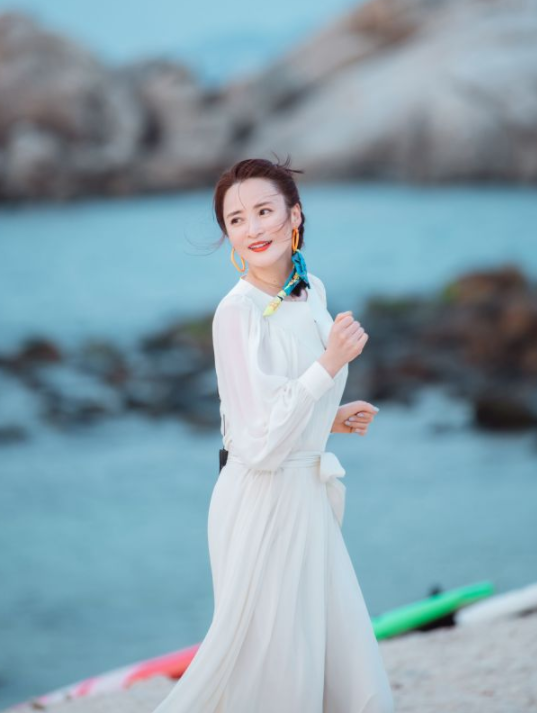 蒋勤勤骨架太大？黑色T恤搭配藏青色阔腿裤高挑纤瘦，青春感满分