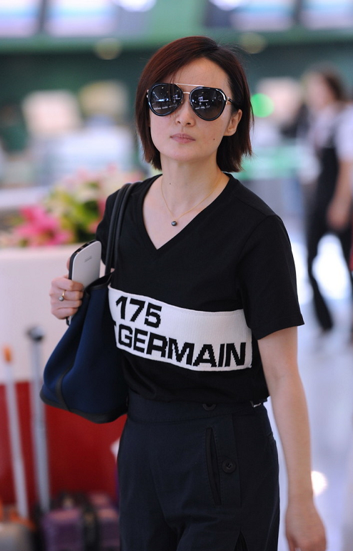 蒋勤勤骨架太大？黑色T恤搭配藏青色阔腿裤高挑纤瘦，青春感满分