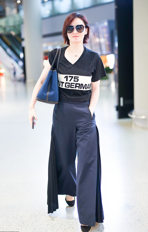 蒋勤勤骨架太大？黑色T恤搭配藏青色阔腿裤高挑纤瘦，青春感满分