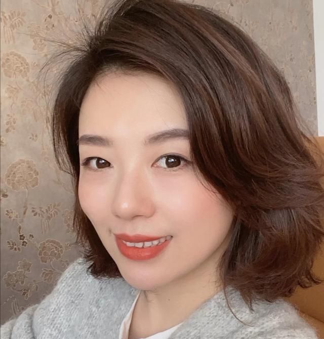40岁女人适合什么发型,40一50岁女中长发烫 40岁女人留什么发型盘点几款清爽又时髦的发型显瘦不挑人