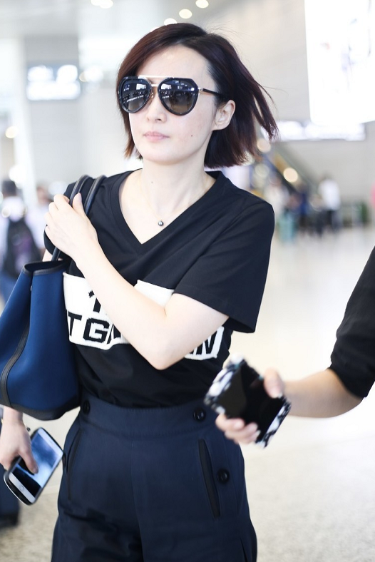 蒋勤勤骨架太大？黑色T恤搭配藏青色阔腿裤高挑纤瘦，青春感满分