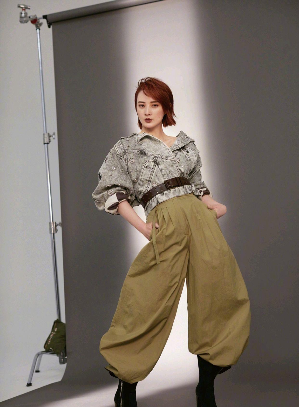 蒋勤勤骨架太大？黑色T恤搭配藏青色阔腿裤高挑纤瘦，青春感满分