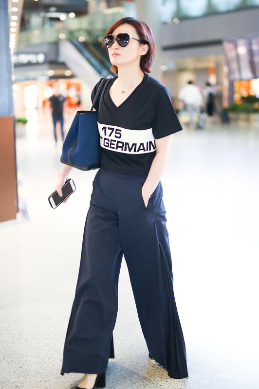 蒋勤勤骨架太大？黑色T恤搭配藏青色阔腿裤高挑纤瘦，青春感满分