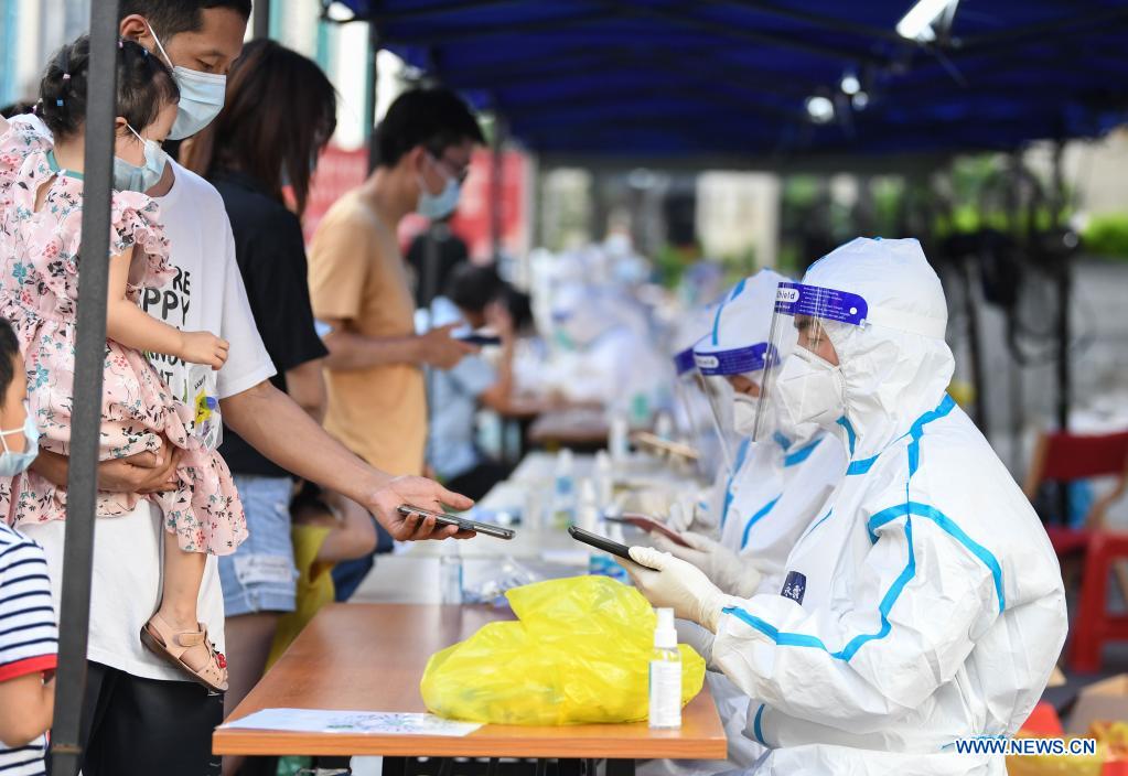 People have their information registered before COVID-19 nucleic acid testing in Liwan District of Guangzhou, south China's Guangdong Province, June 8, 2021. A new round of mass testing in high-risk areas of Baihedong Street and Zhongnan Street in Guangzhou started on Tuesday. (Xinhua/Deng Hua)