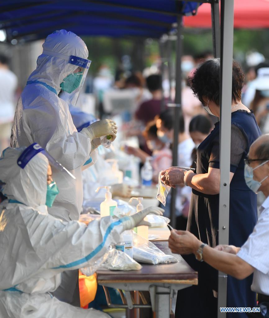 Medical workers collect swab samples from residents for COVID-19 nucleic acid testing in Liwan District of Guangzhou, south China's Guangdong Province, June 8, 2021. A new round of mass testing in high-risk areas of Baihedong Street and Zhongnan Street in Guangzhou started on Tuesday. (Xinhua/Deng Hua)