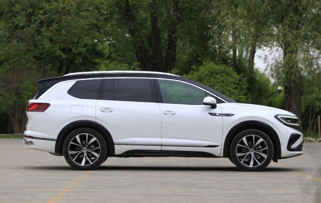 一汽又一“王牌”车型,车长近5米2,V6发动机,性价比完胜途昂