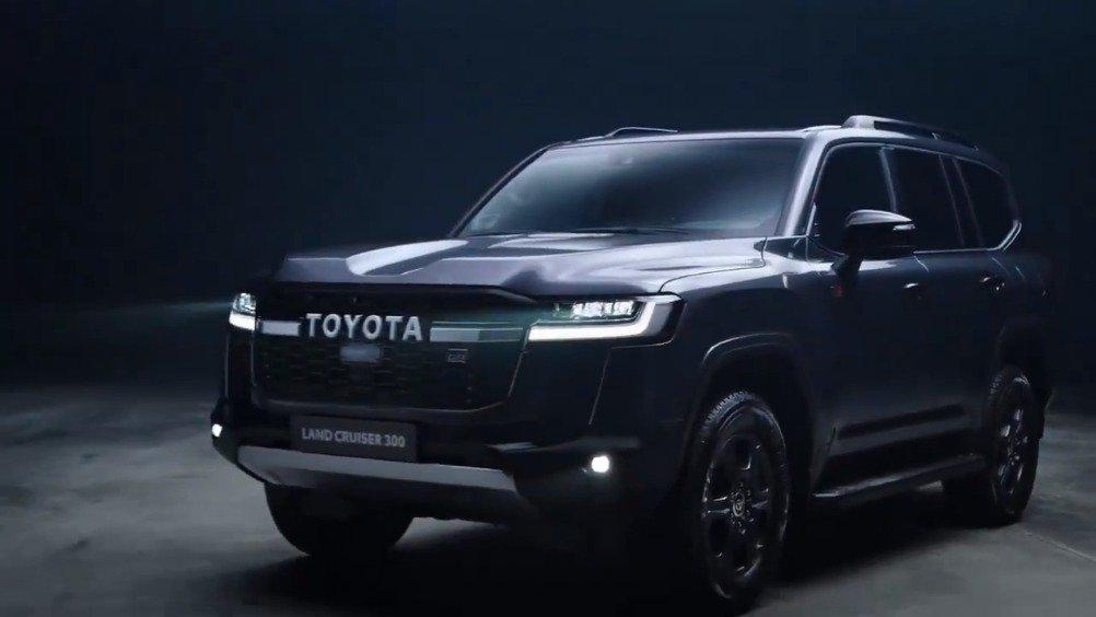 全新兰德酷路泽GR Sport，前脸的大字母看着有点那味了……