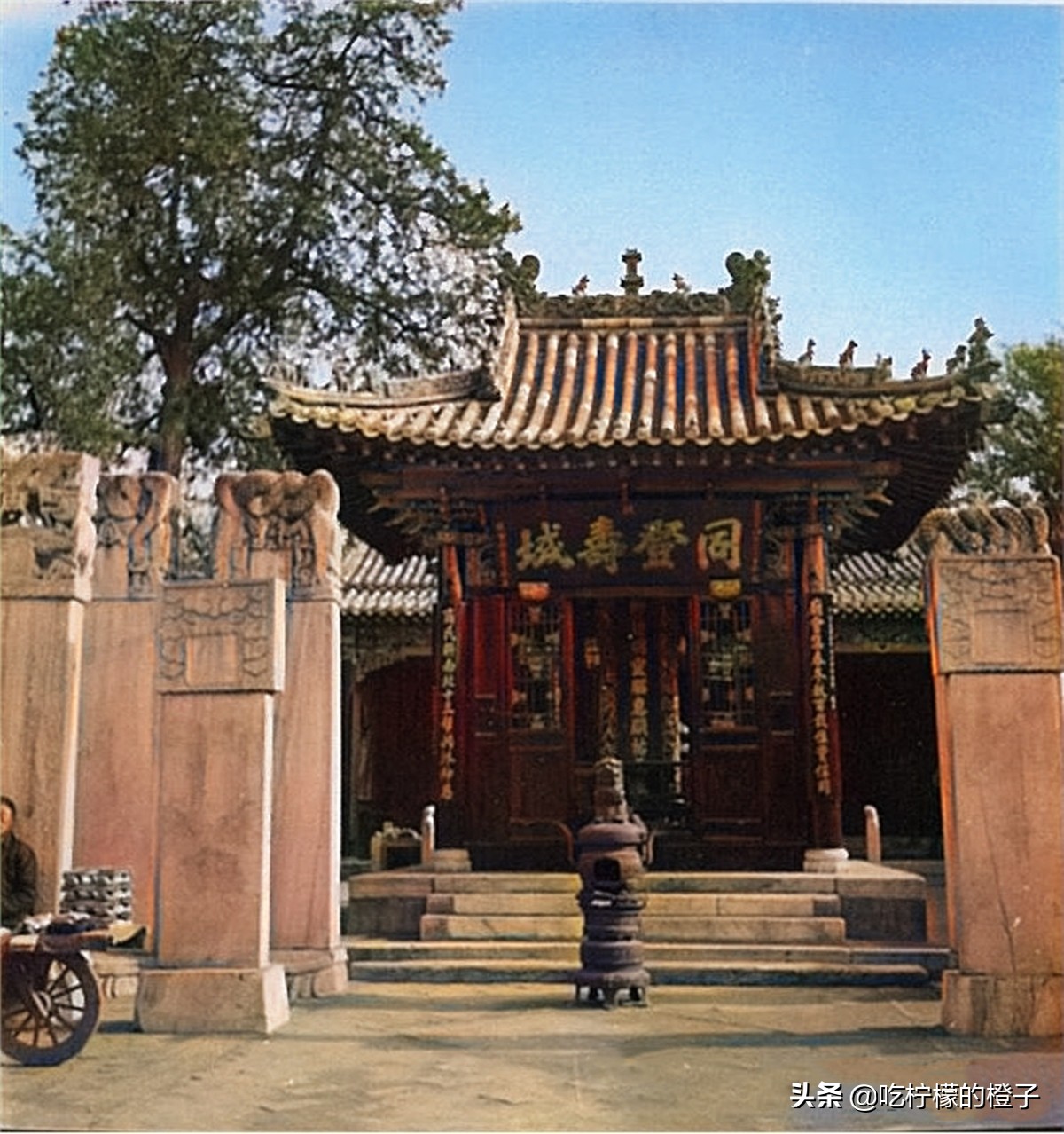 1941年的安国药王庙内,一座匾额题为"同登寿域"的殿阁.