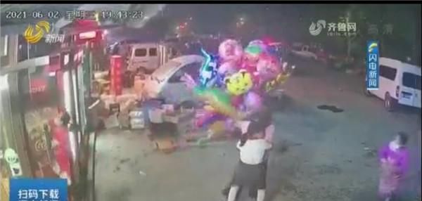 气球被吹飞女儿瞬间抱住妈妈,母亲靠卖气球为生,不接受捐款