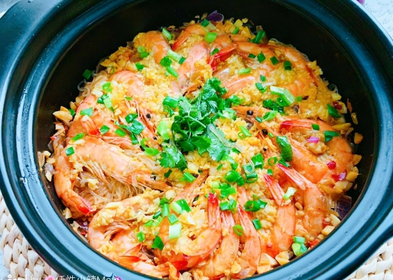 蒜蓉粉丝虾,用砂锅煮出来更是色香味俱全