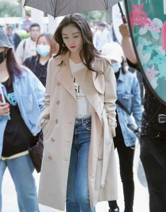 杨幂穿搭翻车穿西装肩宽背厚好壮实网友有损心中女神形象