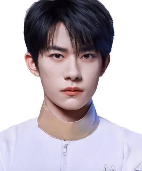 千玺为什么能够坐稳大佬的宝座,大家可能一起来看看他的证件照就都