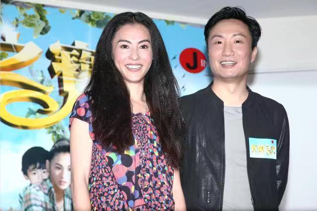 张柏芝“辣妈圈”里颜值最高，穿印花连体裤个性洋气，轻松美出圈