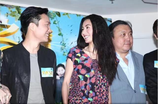 张柏芝“辣妈圈”里颜值最高，穿印花连体裤个性洋气，轻松美出圈