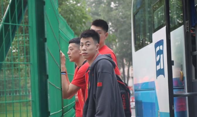 都很严肃,调皮的张镇麟,本来想笑,但忍住了