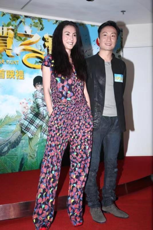 张柏芝“辣妈圈”里颜值最高，穿印花连体裤个性洋气，轻松美出圈