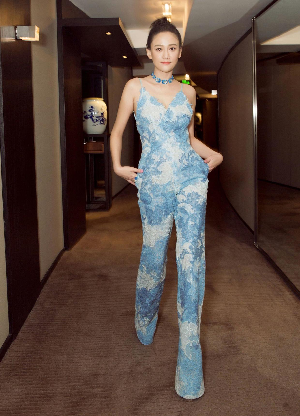 张柏芝“辣妈圈”里颜值最高，穿印花连体裤个性洋气，轻松美出圈