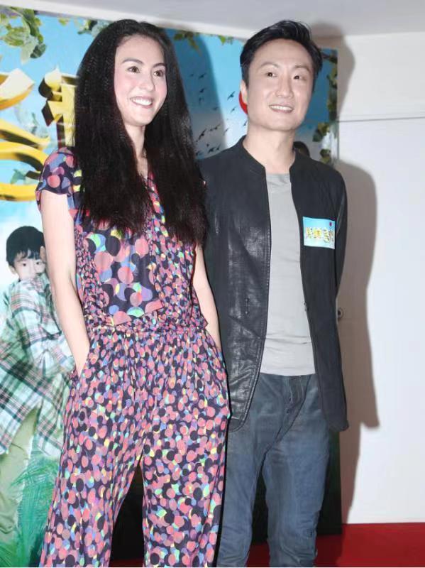 张柏芝“辣妈圈”里颜值最高，穿印花连体裤个性洋气，轻松美出圈