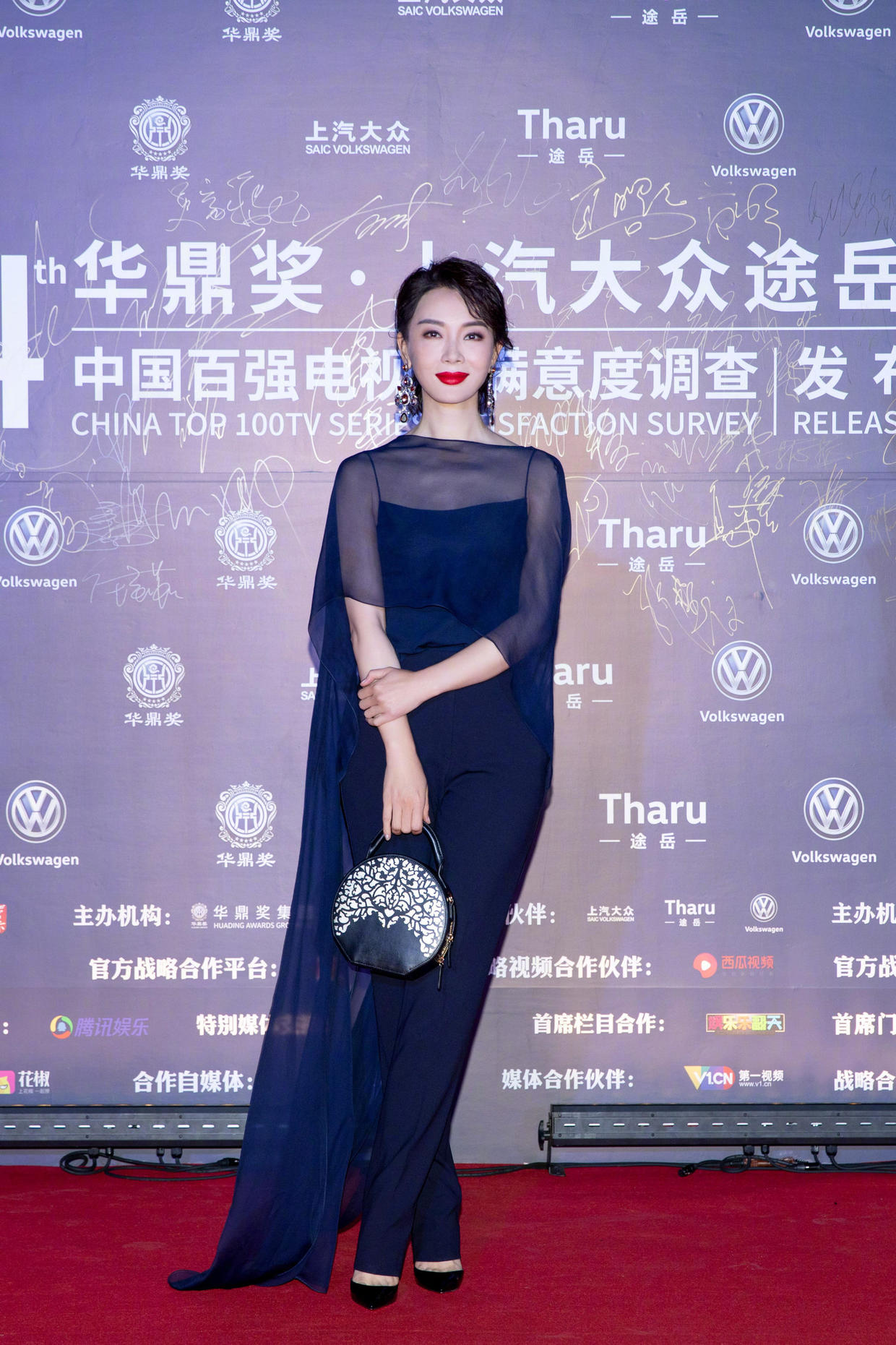 张柏芝“辣妈圈”里颜值最高，穿印花连体裤个性洋气，轻松美出圈