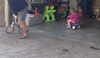 搞笑gif趣图:妹子收到小笼包都笑得好开心,是个吃货吧