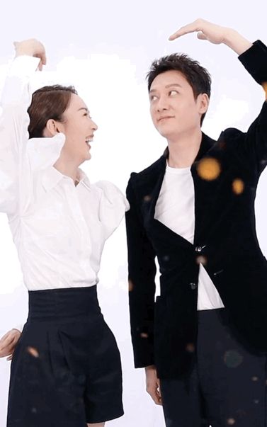 冯绍峰与童瑶比心惨遭滑铁卢,女方甜笑互动,冯叔不敢直视对方眼睛