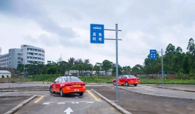 2米5宽的路能直角转弯吗,除了轴距还要考虑什么