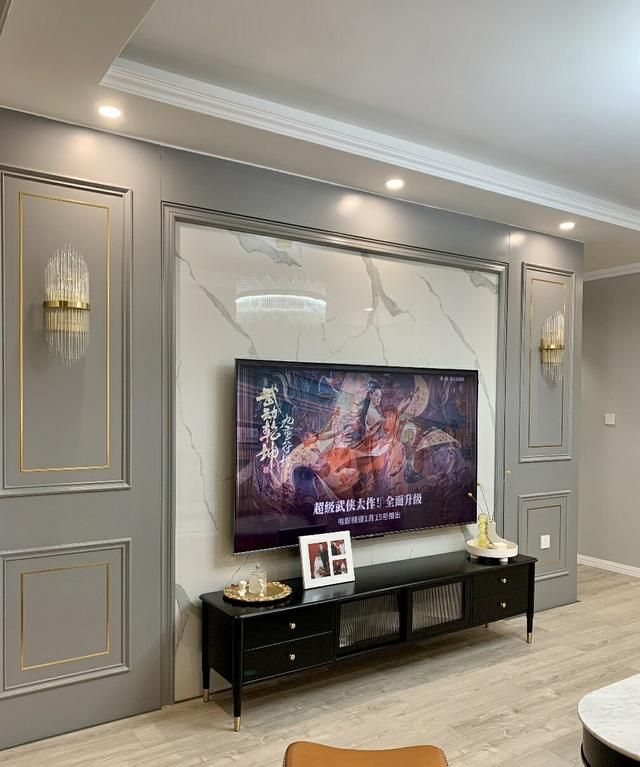 第二款:瓷砖 护墙板 金属线条电视背景墙