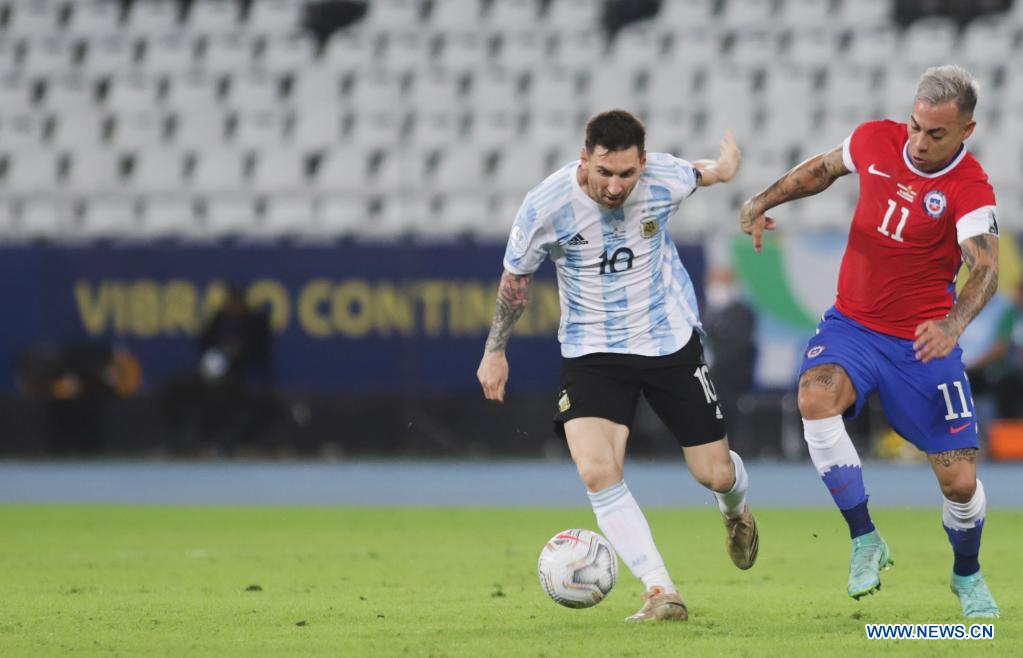 Lionel Messi (L) of Argentina vies with Eduardo Vargas of Chile during the Group A match between Argentina and Chile at the 2021 Copa America in Brasilia, Brazil, June 14, 2021. (Xinhua/Rahel Patrasso)