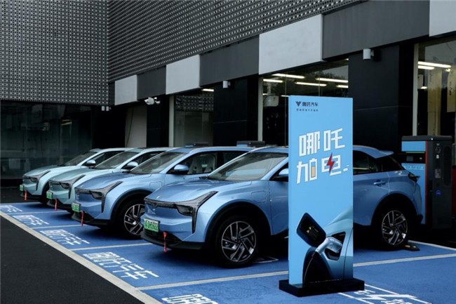则是哪吒汽车将在用户核心活动区域建设智能快速充电站,充电站内将
