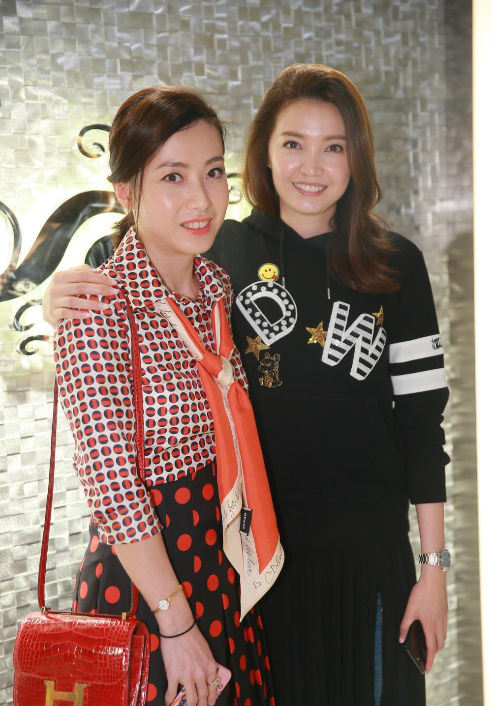 “阔太太”甘比真会穿，一袭紫色连衣裙时髦大气，成熟又洋气