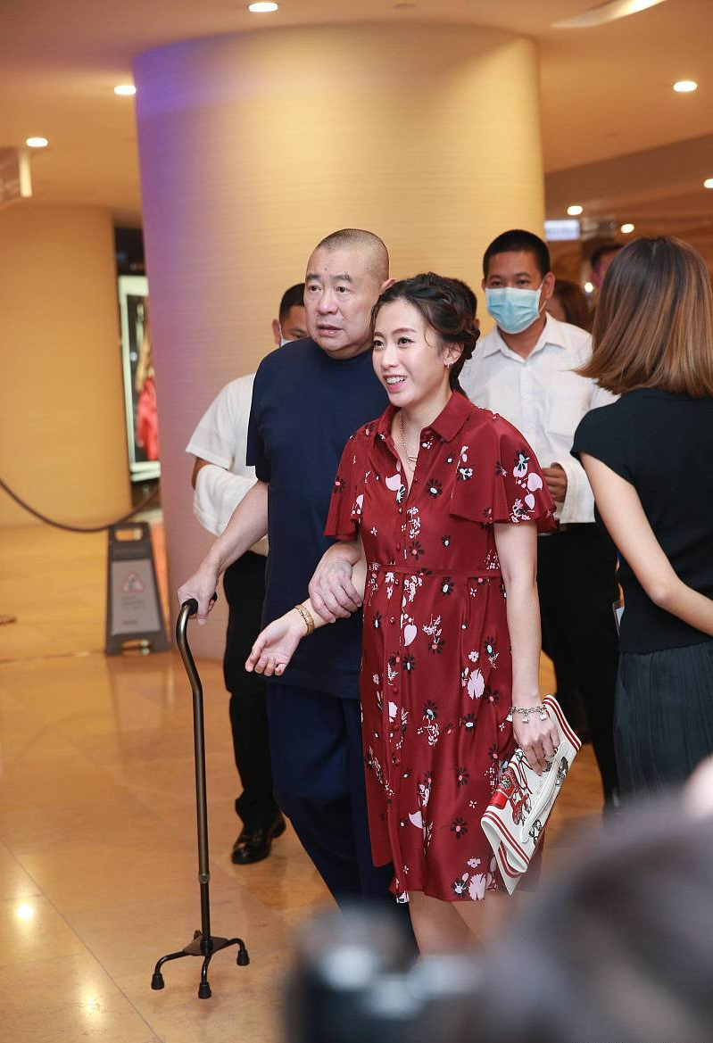 “阔太太”甘比真会穿，一袭紫色连衣裙时髦大气，成熟又洋气