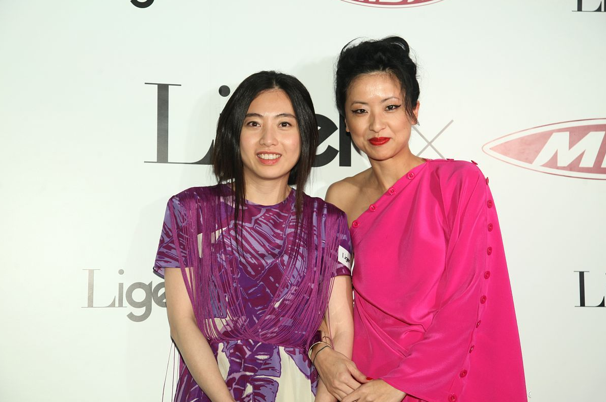 “阔太太”甘比真会穿，一袭紫色连衣裙时髦大气，成熟又洋气