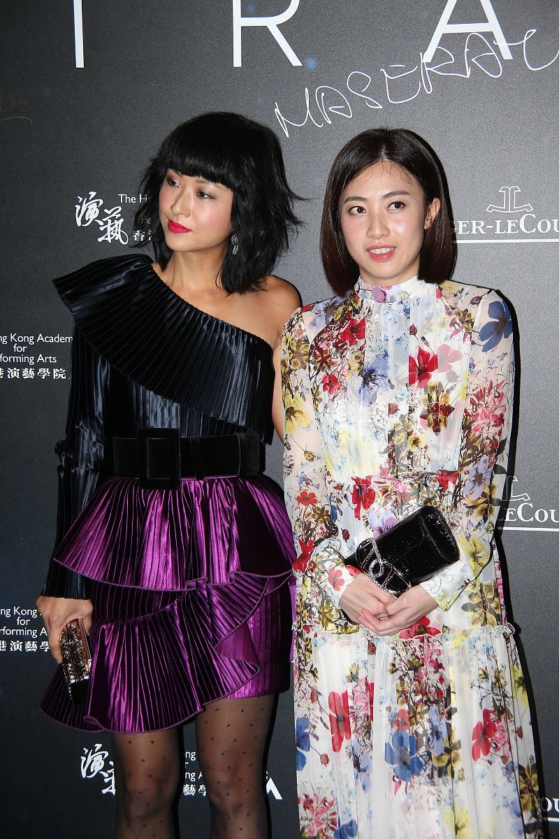 “阔太太”甘比真会穿，一袭紫色连衣裙时髦大气，成熟又洋气