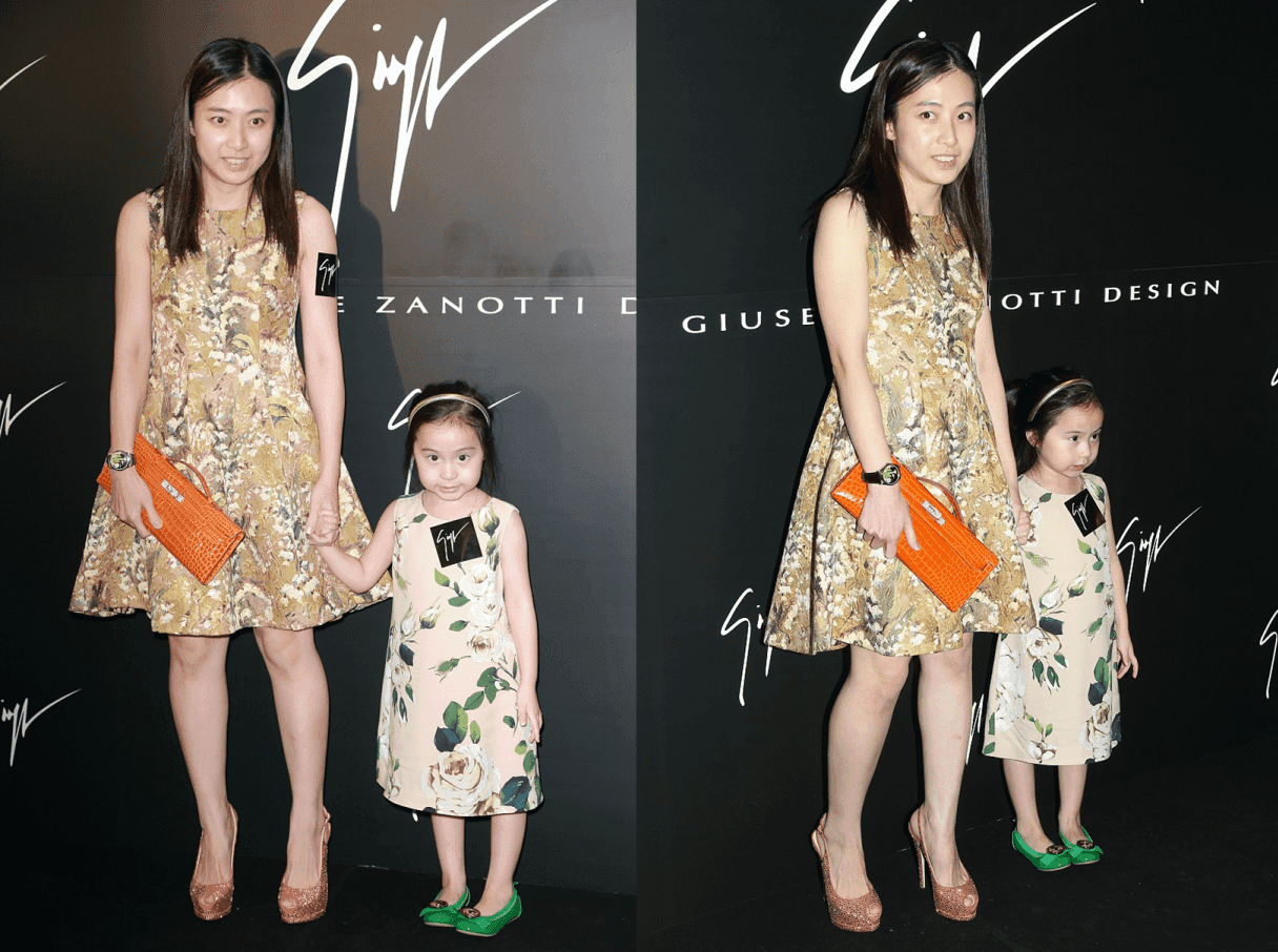 “阔太太”甘比真会穿，一袭紫色连衣裙时髦大气，成熟又洋气