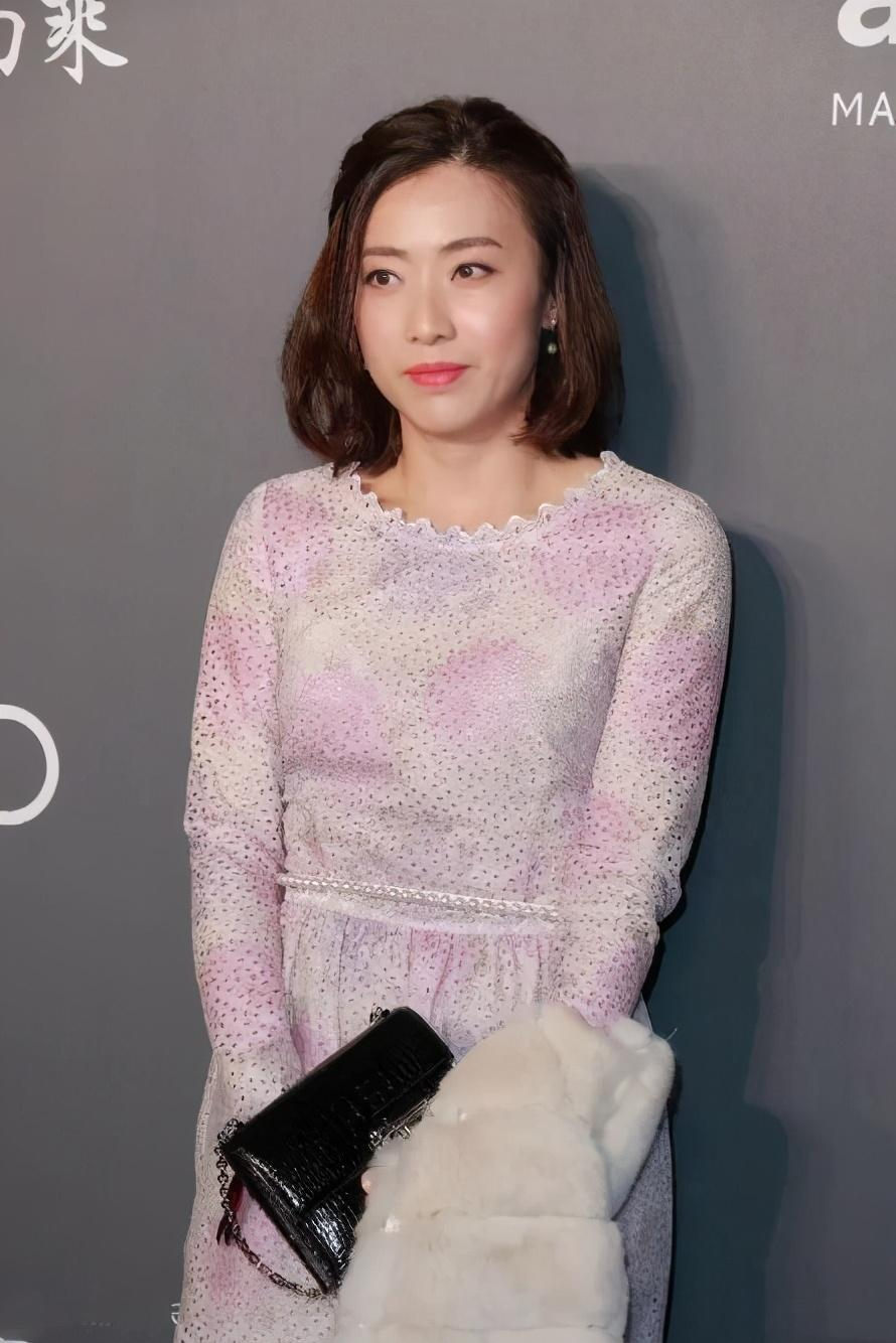 “阔太太”甘比真会穿，一袭紫色连衣裙时髦大气，成熟又洋气