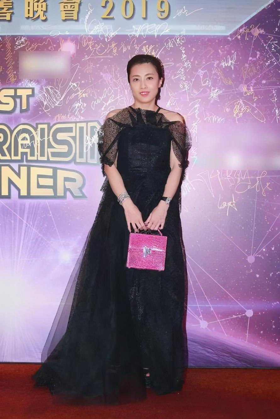 “阔太太”甘比真会穿，一袭紫色连衣裙时髦大气，成熟又洋气