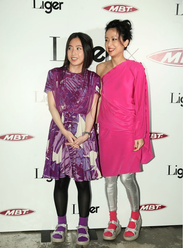 “阔太太”甘比真会穿，一袭紫色连衣裙时髦大气，成熟又洋气